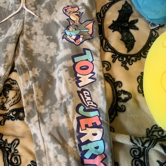 Tom and Jerry sweatpants NWT - Picture 3 of 8